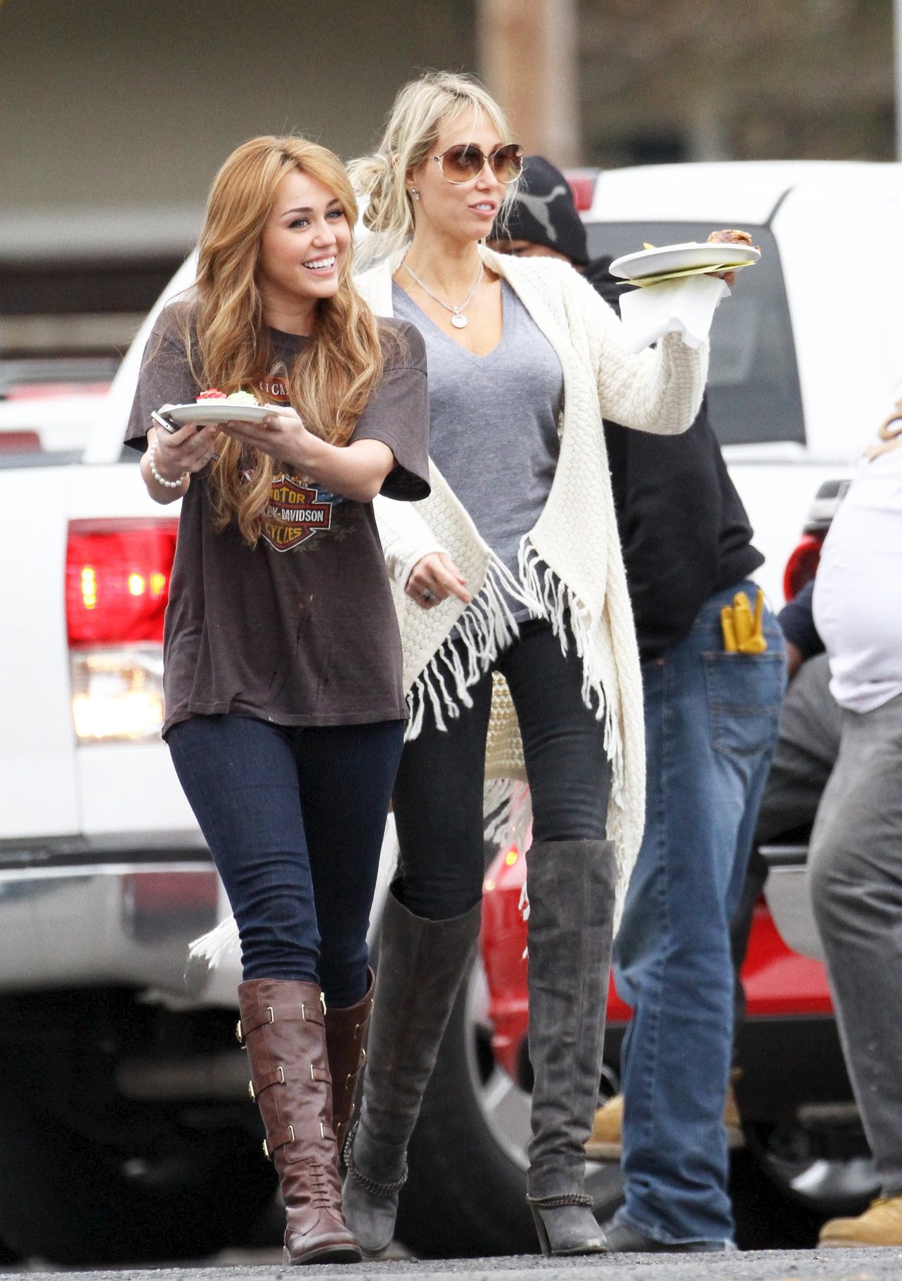 Miley Cyrus set of So Undercover in New Orleans 12/15/10 Gal Number : 2012110918280513c8-14