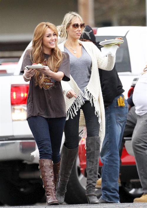 Miley Cyrus Pictures Miley Cyrus set of So Undercover in New Orleans 12/15/10 Gal Number : 2012110918280513c8-14
