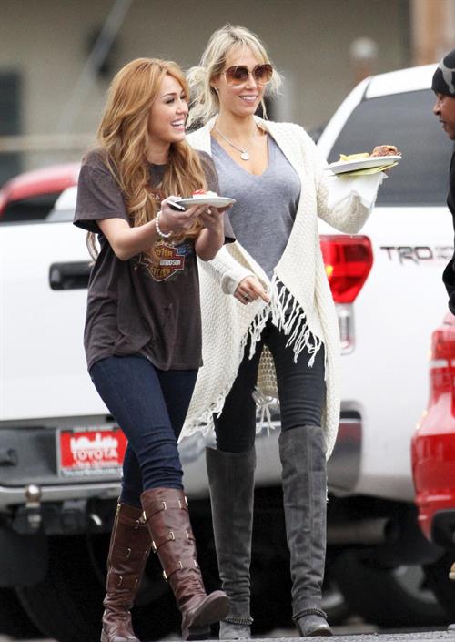 Miley Cyrus Pictures Miley Cyrus set of So Undercover in New Orleans 12/15/10 Gal Number : 2012110918280513c8-14