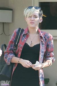 Miley Cyrus voting in LA 11/6/12