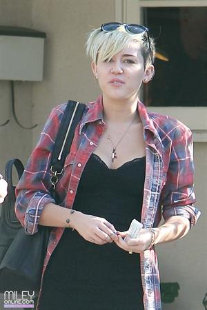 Miley Cyrus voting in LA 11/6/12