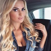 Leanna Bartlett in a bikini taking a selfie