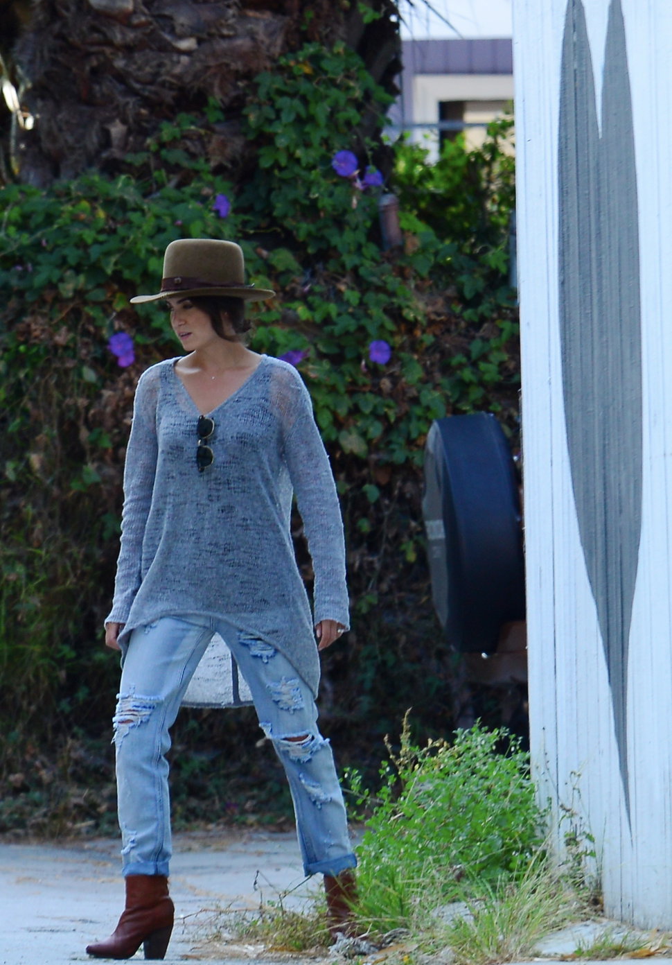 Nikki Reed spotted in ripped jeans in Venice (05.06.2013) 
