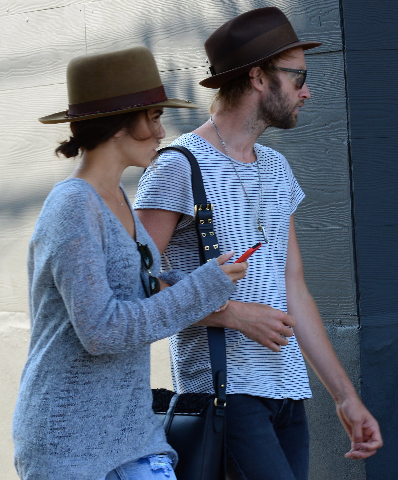 Nikki Reed spotted in ripped jeans in Venice (05.06.2013) 