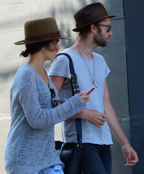 Nikki Reed Pictures Nikki Reed spotted in ripped jeans in Venice (05.06.2013)