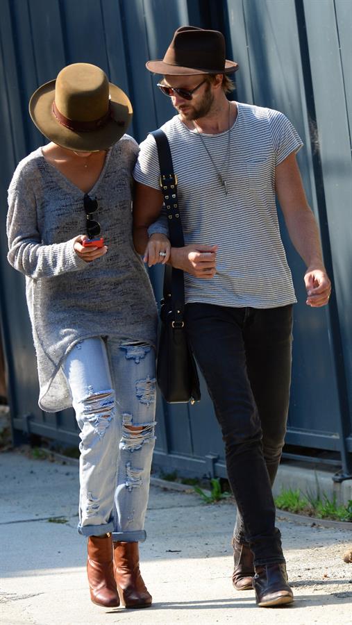 Nikki Reed spotted in ripped jeans in Venice (05.06.2013) 