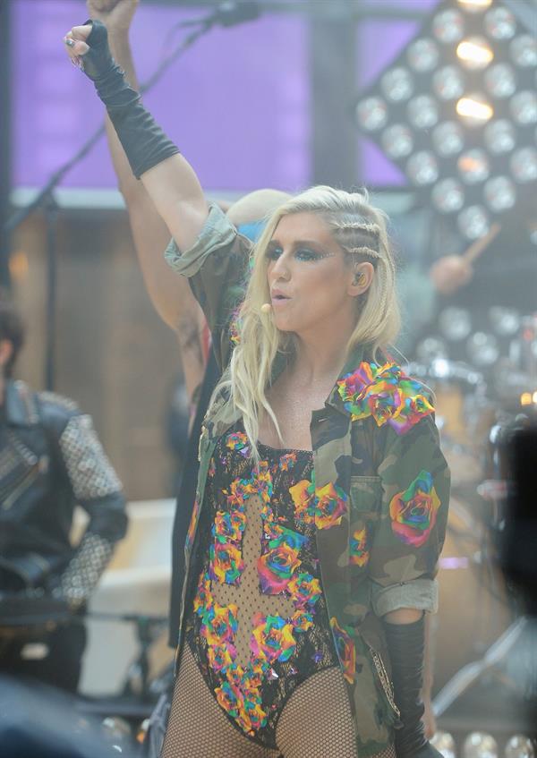 Kesha Performs on the Today Show in New York City (November 20, 2012) 