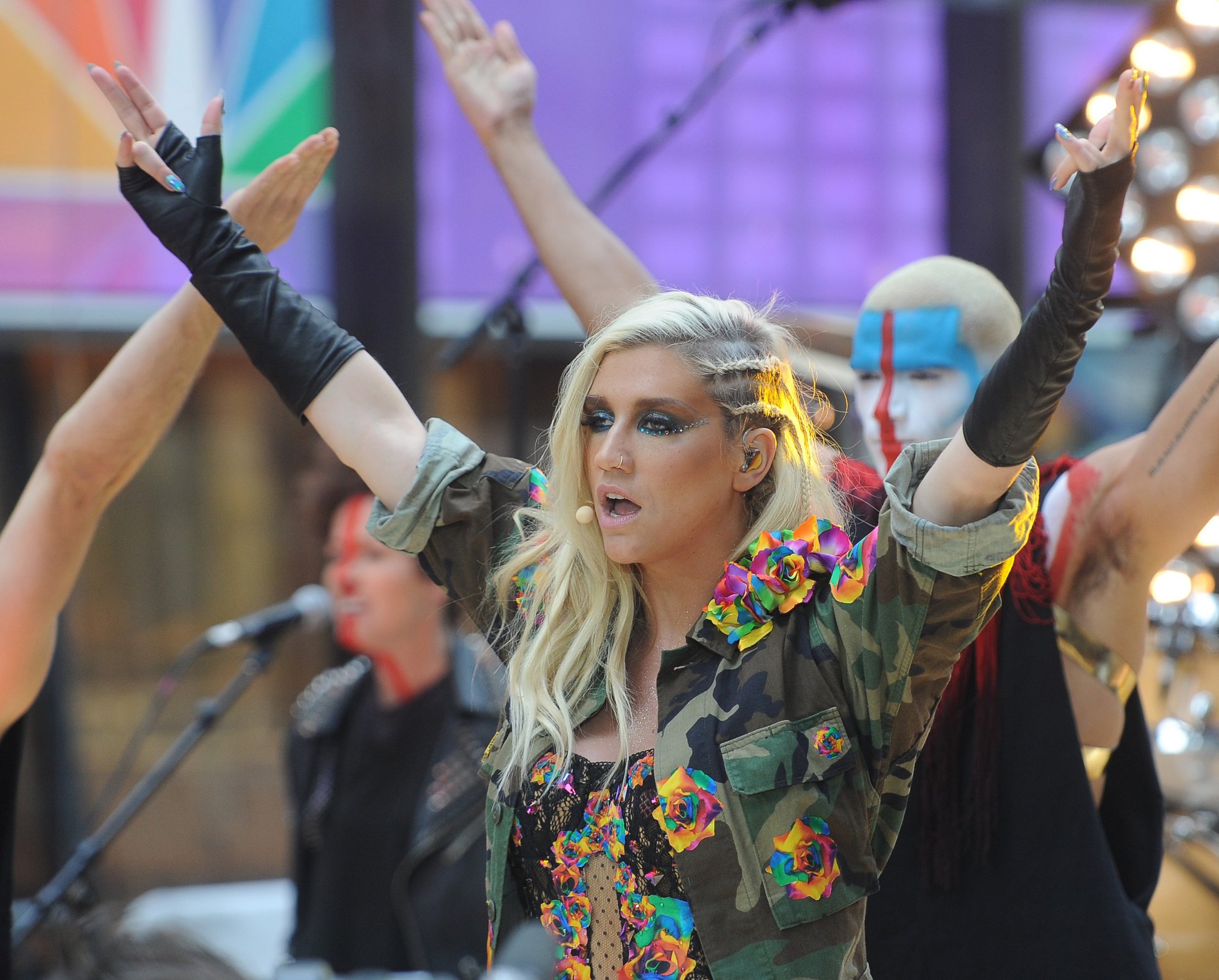 Kesha Performs on the Today Show in New York City (November 20, 2012) 