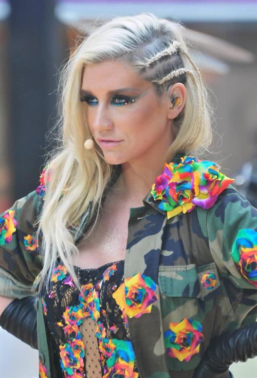 Kesha Performs on the Today Show in New York City (November 20, 2012) 