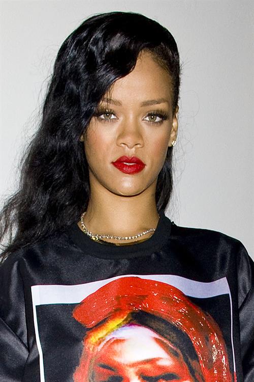 Rihanna backstage/performing during 777 Tour in Paris 11/17/12 
