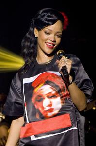 Rihanna backstage/performing during 777 Tour in Paris 11/17/12 