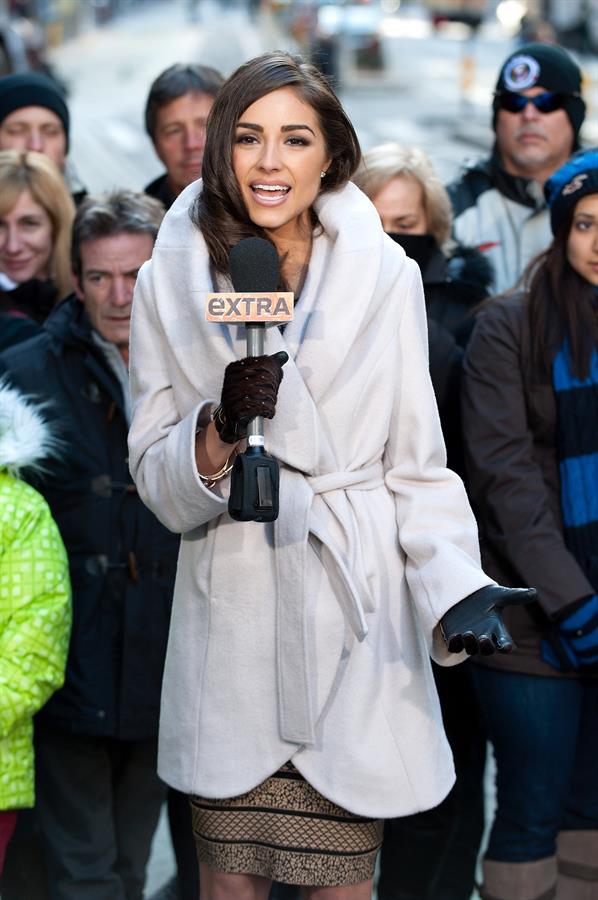 Olivia Culpo Visits 'Extra' in NYC (Jan 3, 2013) 