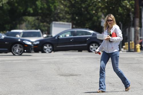 Rachel McAdams throws out the trash in Beverly Hills August 3, 2012
