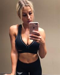 Marta Mielczarska taking a selfie