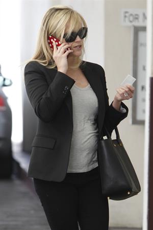 Reese Witherspoon - On the phone in Los Angeles (11.02.2013) 