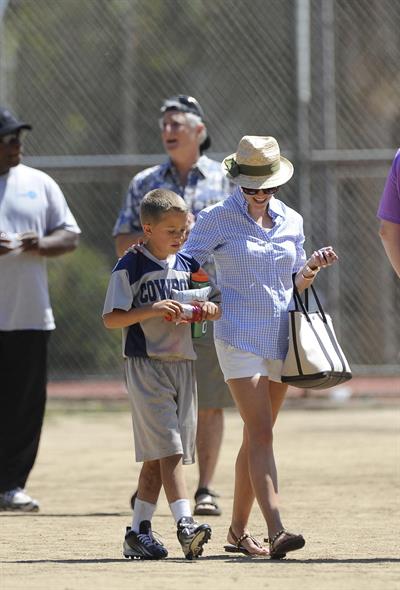 Reese Witherspoon Plays football with husband in Los Angeles (May 11, 2013) 