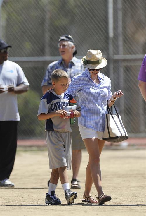 Reese Witherspoon Plays football with husband in Los Angeles (May 11, 2013) 