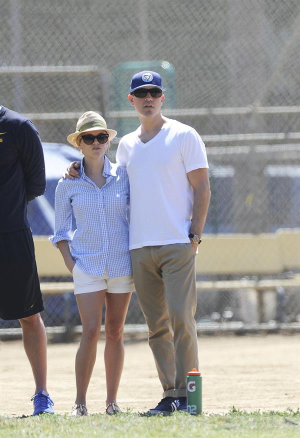 Reese Witherspoon Plays football with husband in Los Angeles (May 11, 2013) 