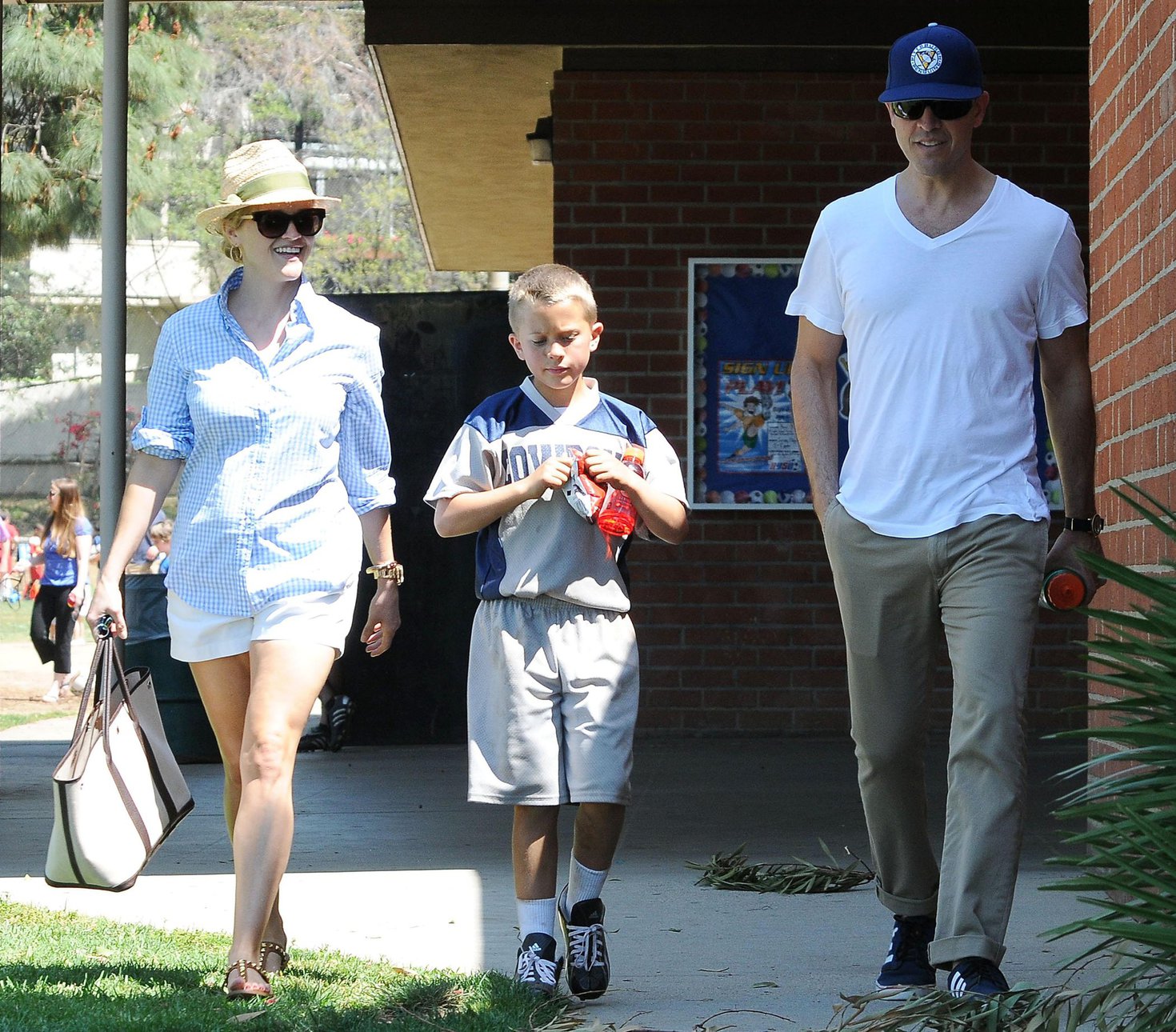 Reese Witherspoon Pictures Reese Witherspoon Plays football with husband in Los Angeles (May 11, 2013)