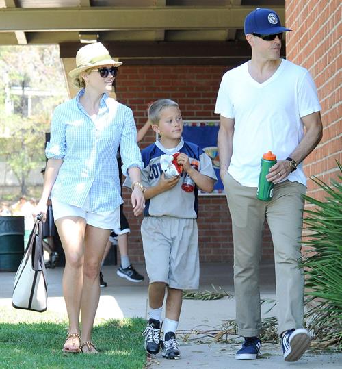 Reese Witherspoon Plays football with husband in Los Angeles (May 11, 2013) 