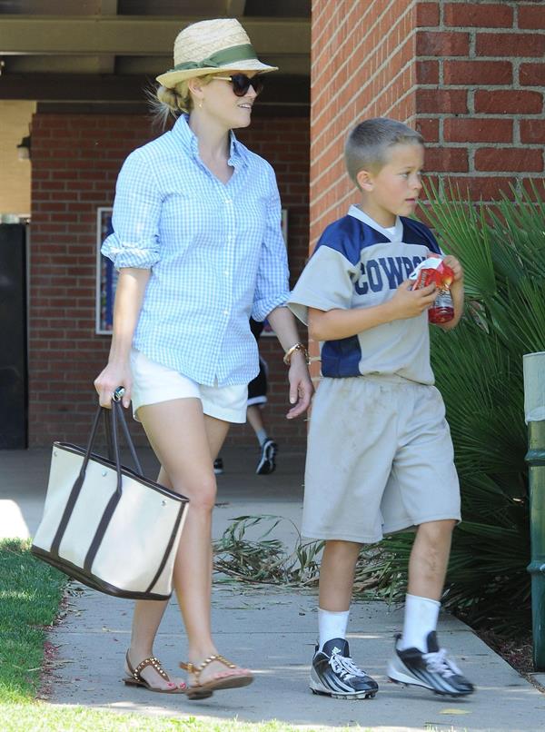 Reese Witherspoon Plays football with husband in Los Angeles (May 11, 2013) 