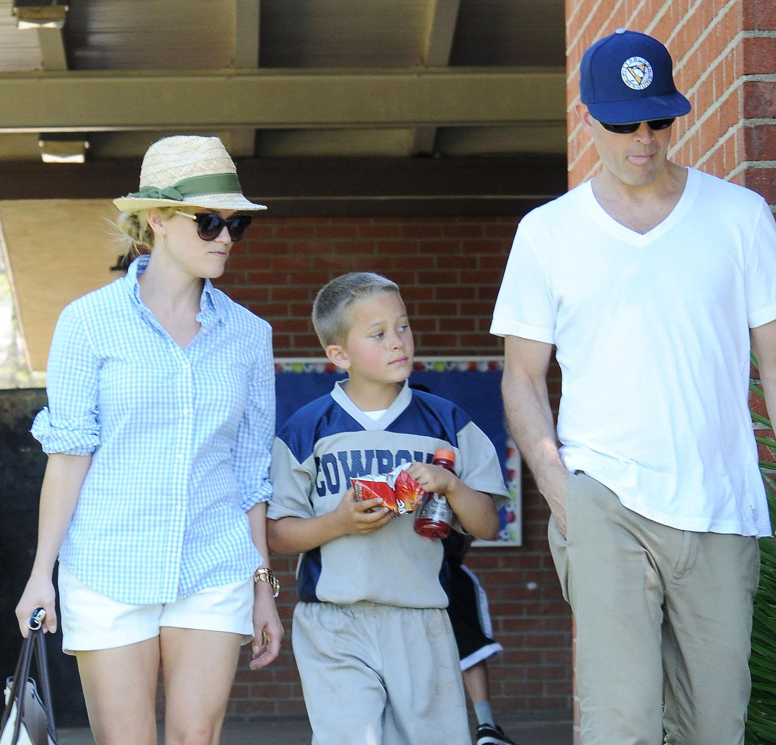 Reese Witherspoon Pictures Reese Witherspoon Plays football with husband in Los Angeles (May 11, 2013)