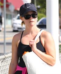 Reese Witherspoon on her way to the gym in Brentwood on May 30, 2013