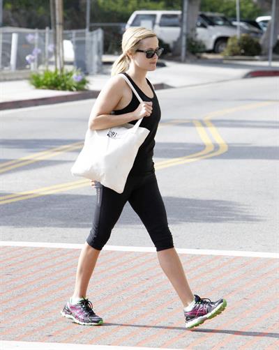 Reese Witherspoon - Heads to Kinetic Cycling for workout in Brentwood (21.06.2013) 