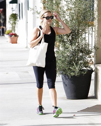 Reese Witherspoon - Heads to Kinetic Cycling for workout in Brentwood (21.06.2013) 