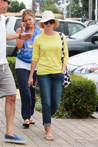 Reese Witherspoon - Out and about in Malibu (05.07.2013)  