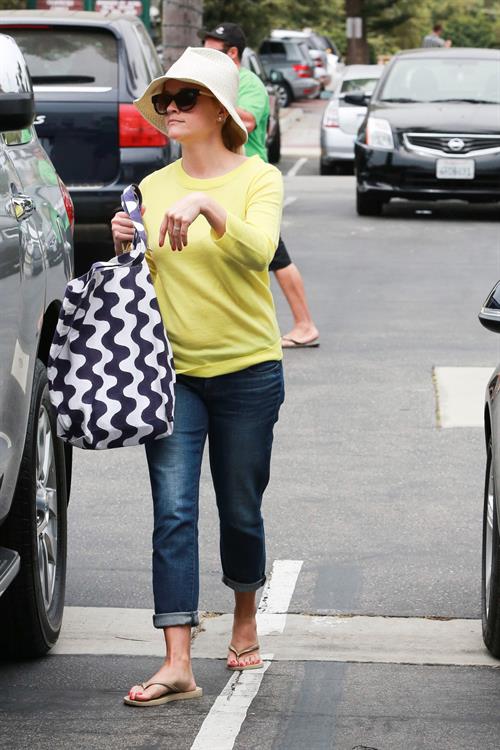 Reese Witherspoon - Out and about in Malibu (05.07.2013)  