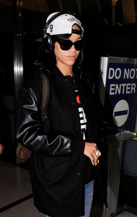 Rihanna Arrives back in Los Angeles after a flight form New York City June 3, 2012