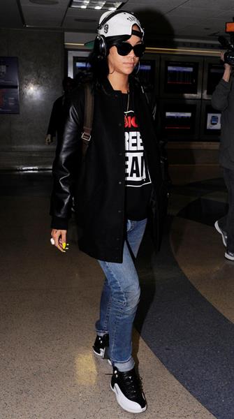 Rihanna Arrives back in Los Angeles after a flight form New York City June 3, 2012