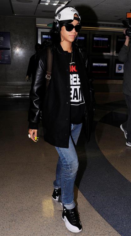 Rihanna Arrives back in Los Angeles after a flight form New York City June 3, 2012