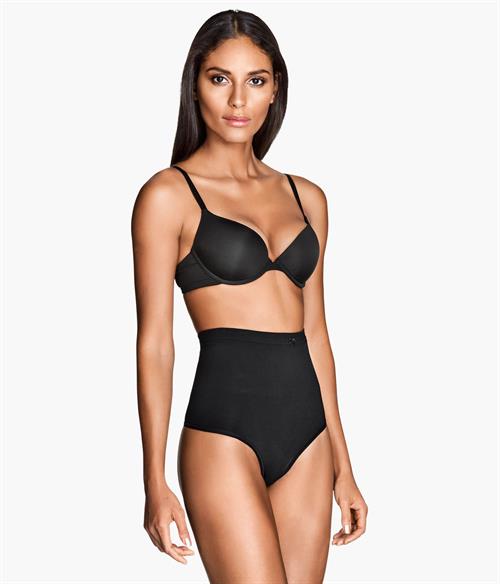 Emanuela de Paula in lingerie