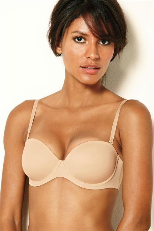 Emanuela de Paula in lingerie