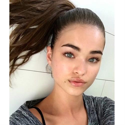 Robin Holzken taking a selfie