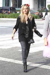 Sarah Michelle Gellar drops off her daughter at school in Santa Barbara  on Halloween 2012