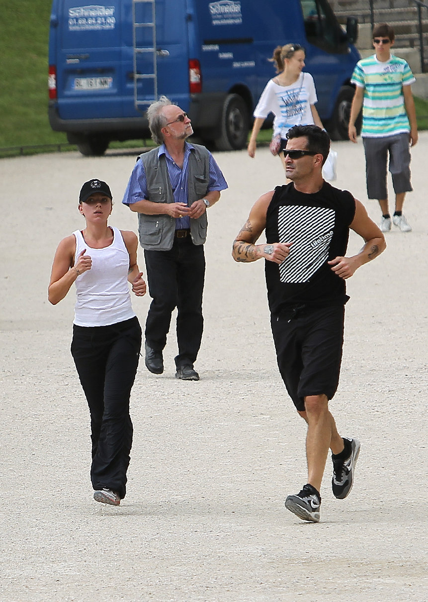 Scarlett Johansson Pictures Scarlett Johansson - Jogging in the Jardin du Luxembourg in Paris on August 20, 2012