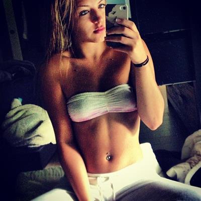 Lauren Mariee taking a selfie