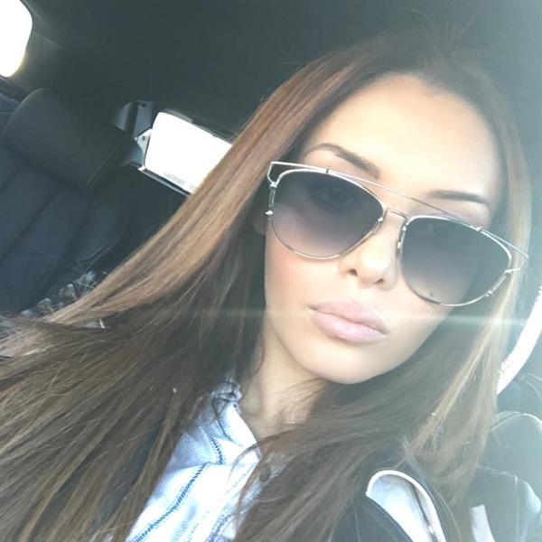 Nabilla Benattia taking a selfie