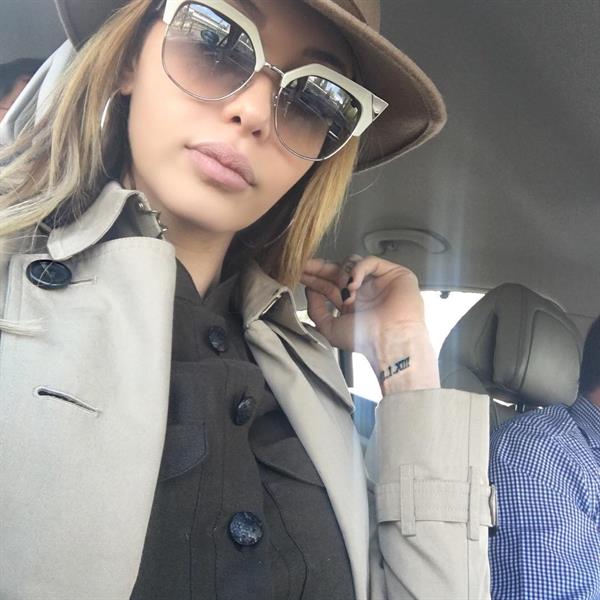 Nabilla Benattia taking a selfie