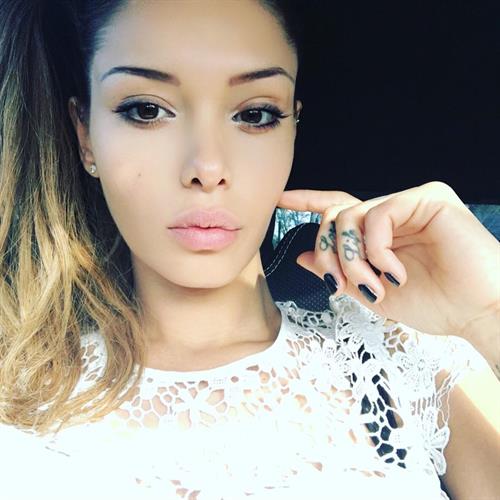 Nabilla Benattia taking a selfie