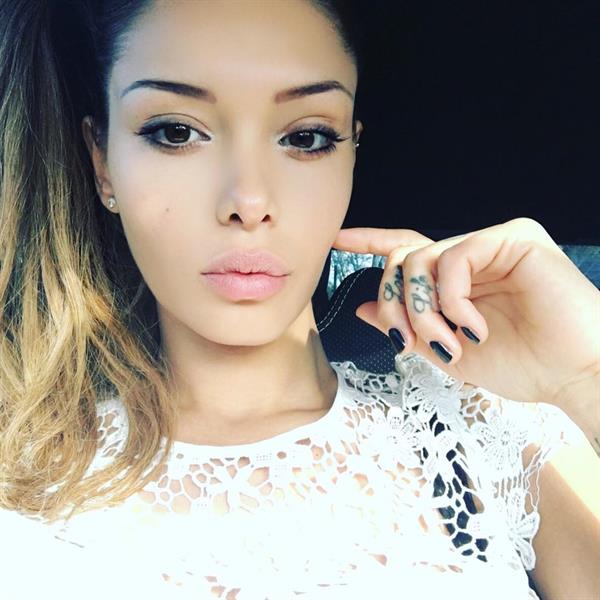 Nabilla Benattia taking a selfie