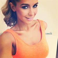 Ellie Gonsalves taking a selfie