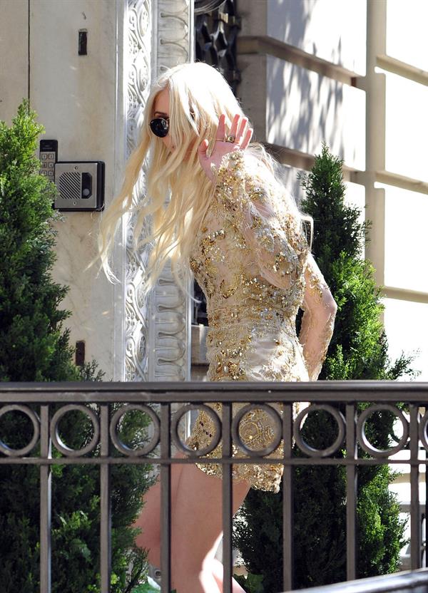 Taylor Momsen On Set of 'Gossip Girl' in New York City (10/16/12) 