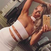 Lindsey Pelas taking a selfie