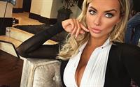 Lindsey Pelas taking a selfie