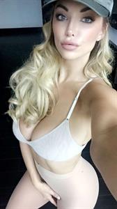 Lindsey Pelas taking a selfie