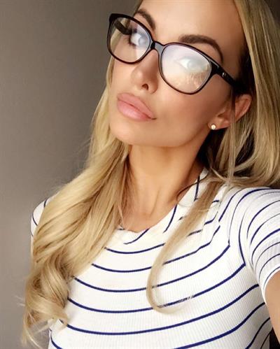 Lindsey Pelas taking a selfie